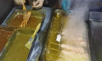 小女孩被抓到偷吃烤肠立马销毁证据