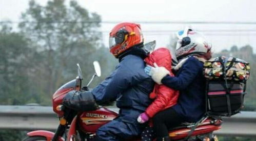 男子带妻子骑摩托车2400多公里返乡