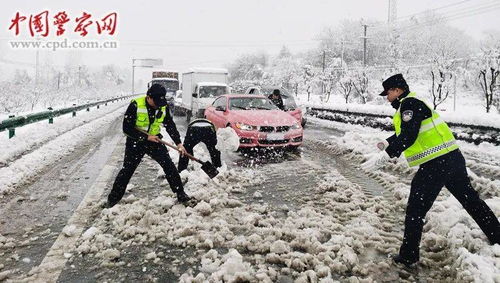 女子自驾返乡遇暴雪开6场直播问路
