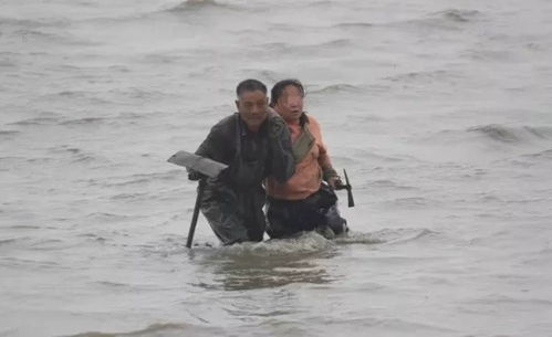 海边救人白衣小哥，被赞英雄不敢当