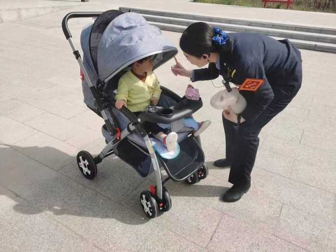 亲戚抱走家中小狗 母女冒雨骑车接回