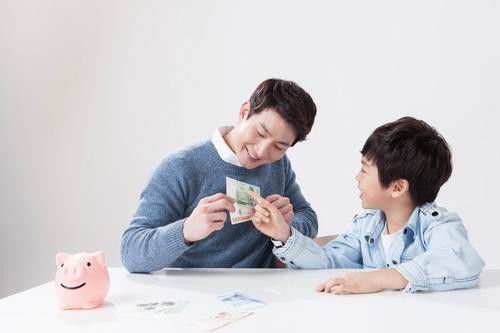 9岁小孩哥将6万压岁钱存进银行，展现理财智慧与家庭教育的成功