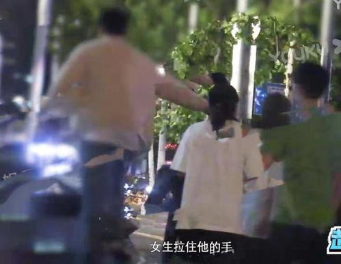 杨采钰与男友街头甜蜜亲吻，爱情甜蜜引热议