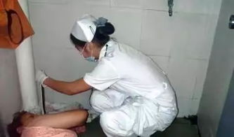 女生手卡在男生嘴里拔不出求助医院