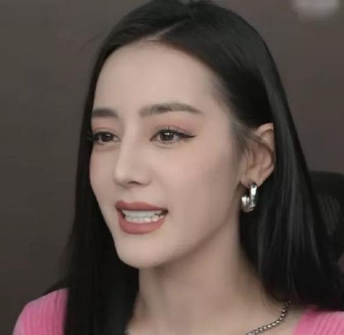 撞脸热巴的美女导游自称一般水平，揭秘她的真实魅力！