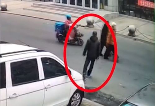 老年团挤不上公交拦路要求加车，一场社会现象引发的深思