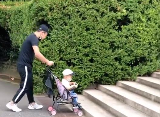 爸爸带娃在公园采花 被阻止后起冲突