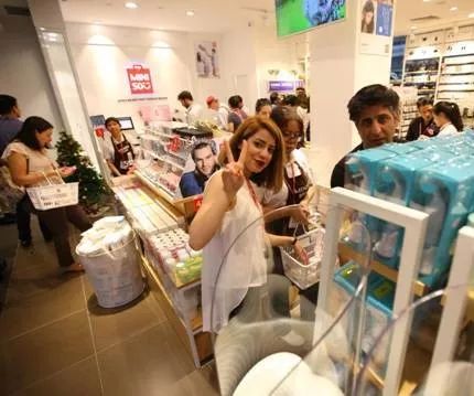 女子进店看电脑把顾客和店员都熏跑