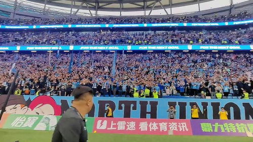 国足赛后谢场 全场球迷高喊继续战斗