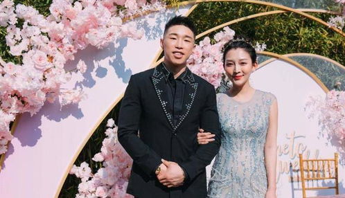 章泽天近照曝光，与梁朝伟夫妇合影引热议