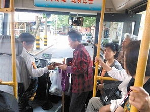 老年团挤不上公交拦路要求加车，引发社会关注与反思
