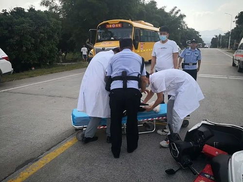 地震后女交警紧紧抱住伤者