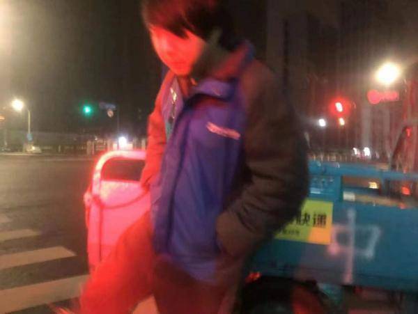 男子当街跪地撒百元纸钞，背后的故事与反思