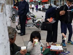 老人假扮少女乞讨被识破，现场失控破口大骂，引发社会关注