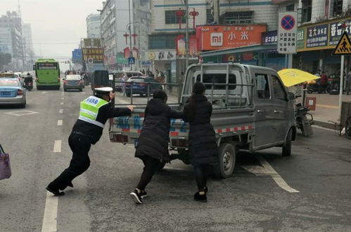 女子占机动车道缓行遇交警光速逃离