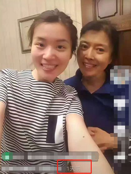 谢浩男首次公布和母亲合照