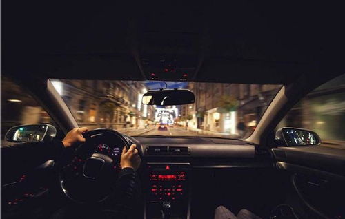 网友夜间开车遇女子站路边招手