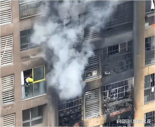 沈阳一建筑突发火灾 楼顶多人被困 险情紧急 救援全力进行中