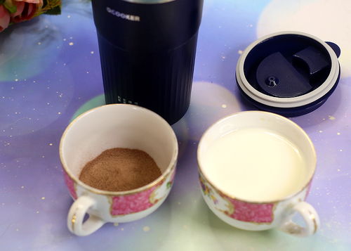 尴尬一幕，女生发现杯中吸管脏成黑芝麻糊，网友热议卫生问题