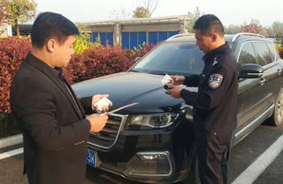 甲亢哥坐车身子探出天窗被交警警告