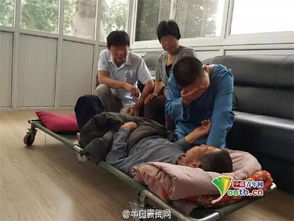 亲情无价，仨儿子齐返上海照顾病危父亲