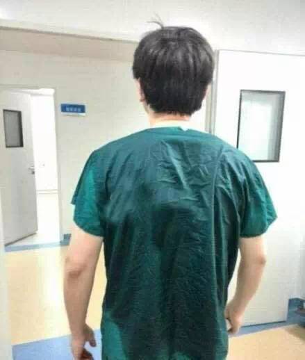35岁医生两台手术间隔休息时不幸去世，引发社会对医生职业健康的关注