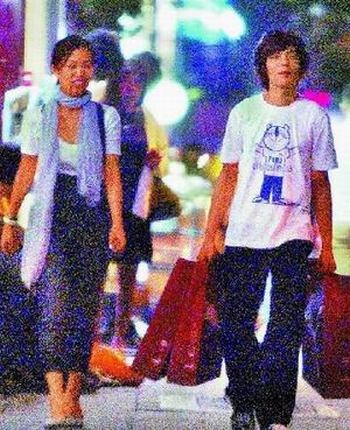 女子汽车后轮胎被丈夫偷偷放气，家庭矛盾背后的故事