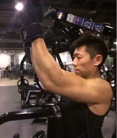 黄晓明晒八块腹肌照 为拍戏瘦50斤