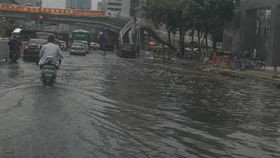 武汉大雨后的停车场内多车被淹