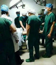 男子深夜捅伤同病房父子后跳楼身亡，悲剧背后的真相与反思