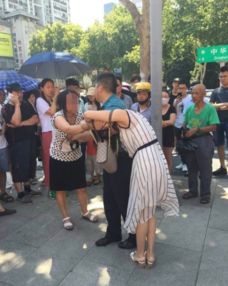 女子当街怒踹小三车辆玻璃，引发社会关注