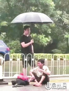 小伙坐滑板车撑伞顺风而行