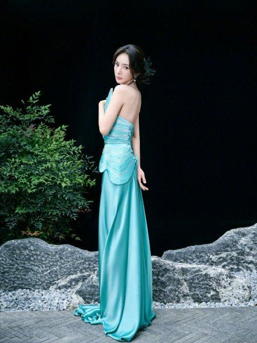 杨幂腰间花朵高定造型绝美，演绎时尚魅力新篇章
