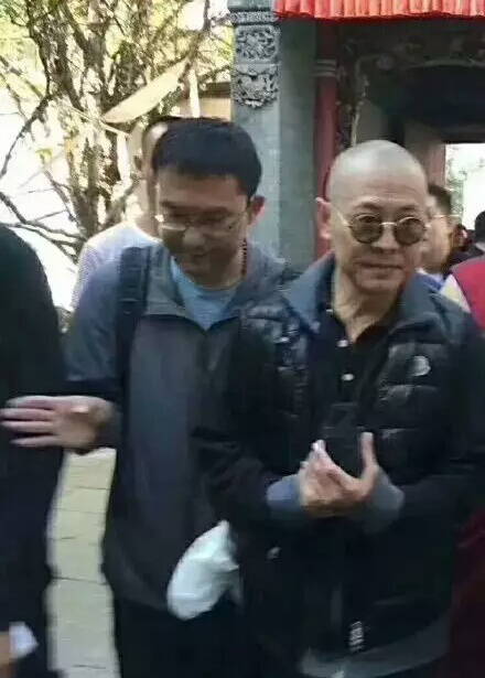 网友偶遇62岁李连杰，直呼不敢认！昔日功夫巨星风采依旧，引网友热议