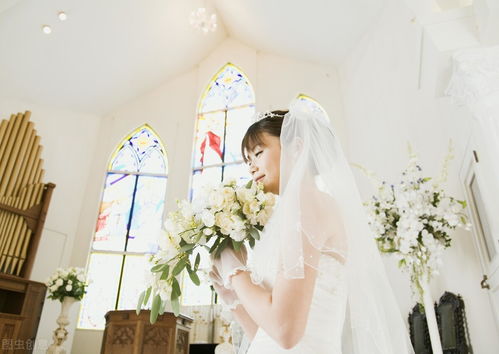 婚礼前夕的意外转折，男子与丈母娘私奔，引发家庭巨变