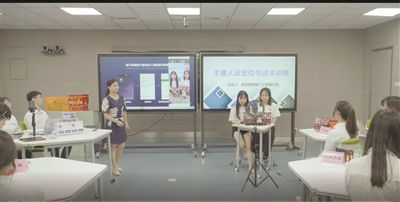 电子商务专业学生上课