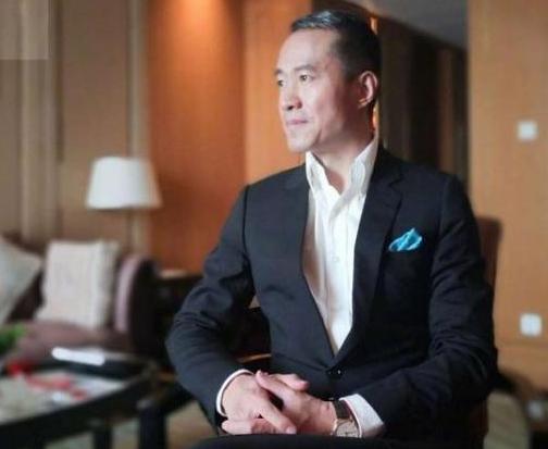 央视名嘴张泽群60岁近况曝光，两鬓斑白，风采依旧