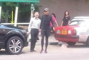 豪车男子一顿饭吃10多块外卖，网友热议，生活品味大不同！