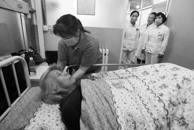 老太被大女儿带出养老院取光40万存款