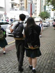 快递员碰到女友和其他男子逛街崩溃