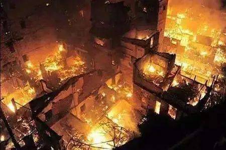 悲剧瞬间，印男子不慎跌入火行仪式余烬堆身亡