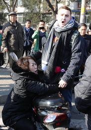 男子意图过肩摔女子，却不料反被摔倒，现场一片惊愕！