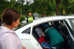 惊险瞬间！男子车内休息遭追尾，原地腾空如飞鸟