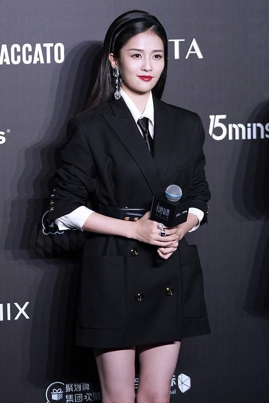白鹿黑色西装造型引爆体制内女友风