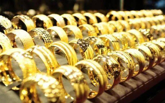 金饰价飙升至1027元，市场供需失衡，消费者陷入困境
