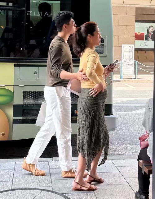 日本偶遇杨采钰孕肚明显