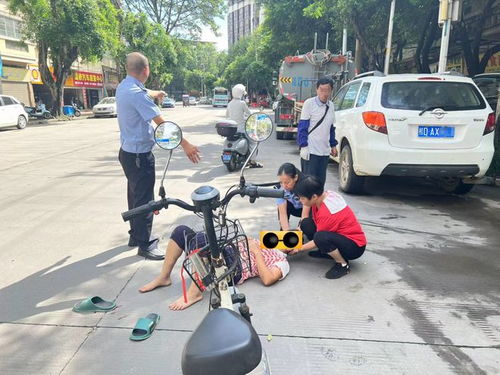 交警拉扯电动车驾驶员致两人摔倒