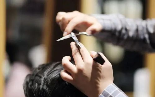 女子理完发顺走1280元的剪刀