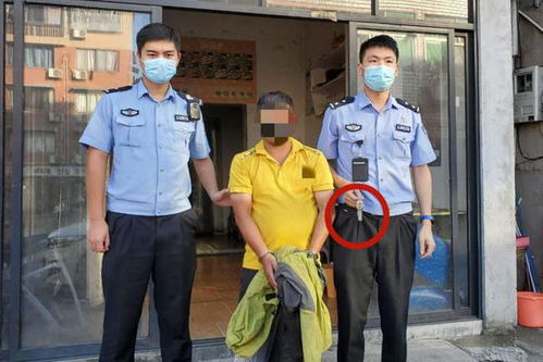 外卖小哥的崩溃瞬间，女友与男子逛街的背叛之痛