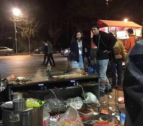 男子带10名女子吃烧烤狂欢后逃单，引发社会热议